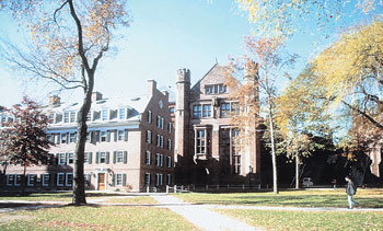 미국 아이비리그는 학비가 많이 들고 학사 관리가 엄격한 탓에 박사학위를 받으려는 한국인이 그리 많지 않다. 하버드대 로스쿨의 전경. 동아일보 자료 사진
