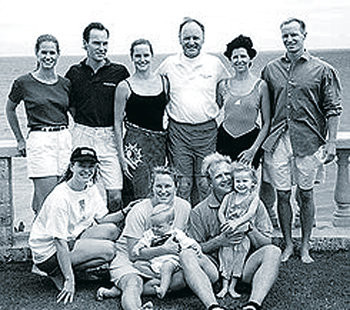 단란했던 가족이…1998년 재산 싸움이 일어나기 전 단란했던 도너번 일가. 뒷줄 왼쪽에서 네 번째 사람이 존 도너번 사장, 오른쪽은 세 번째 부인 린다. 장남 제임스는 뒷줄 왼쪽에서 두 번째. 사진 제공=월스트리트저널 인터넷판