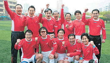 본업 못지않게 축구를 사랑한다는 한국 의사 축구대표팀. 23일 서울 성동구 용답초등학교에서 연습하기 전에 파이팅을 외치고 있다. 이훈구 기자