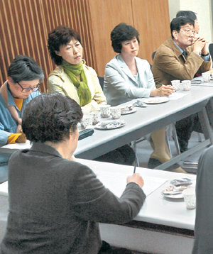 13일 서울 송파구 삼전동 한국치매가족협회 강당에서 치매환자 가족과 협회 관계자들이 간담회를 하고 있다. 이훈구 기자