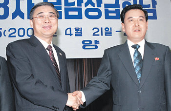 24일 평양 고려호텔에서 끝난 제18차 남북 장관급회담 종결회의에서 남측 수석대표인 이종석 통일부 장관(왼쪽)과 북측 단장인 권호웅 내각 책임참사가 공동보도문 발표에 앞서 악수하고 있다. 평양=김경제 기자