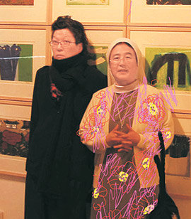 화가 김점선 씨와 이해인 수녀가 함께 찍은 사진 위에 김 씨가 그림을 그렸다. 수녀복 위에 꽃을 그려 넣어 울긋불긋 꽃치마를 만든 김 씨의 그림을 보고 이 수녀는 “꽃마음으로 살라는 뜻으로 알겠다”며 웃었다. 사진 제공 마음산책