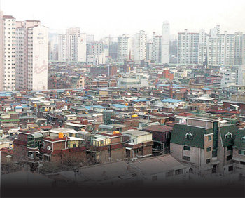 재정비촉진지구에 용적률 완화 등 각종 인센티브를 주는 ‘도시재정비촉진특별법’의 7월 시행을 앞두고 서울 강북권의 뉴타운 및 재개발 지구 일대 아파트값이 들썩이고 있다. 전문가들은 사업 진척 속도가 빠른 뉴타운이나 그 주변 아파트 중 조망권이좋은 곳을 눈여겨보라고 권한다. 사진은 서울시 3차 뉴타운 중 하나로 지정된 이문·휘경 뉴타운 일대. 동아일보 자료사진