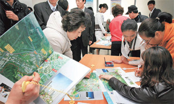 판교신도시 전용면적 25.7평 이하 아파트에 대한 청약이 높은 경쟁률을 보이며 끝났다. 당첨자가 발표되는 5월 초 이후에는 수도권 인근 분양 물량에 대한 관심도 커질 것으로 예상된다. 판교 청약 때 주공 접수대에 몰린 청약자들. 동아일보 자료 사진