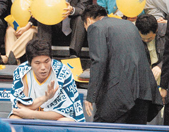 “뛰고 싶지 않습니다”챔피언결정 4차전에서 경기 종반에 벤치에서 안준호 감독(오른쪽)의 출전 권유를 사양하고 있는 서장훈. 사진 제공 KBL