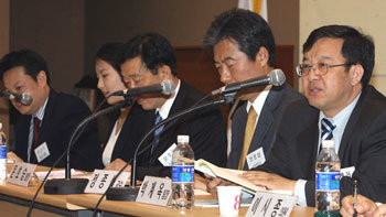 한국반부패정책학회 주최, 동아일보 후원으로 26일 국회 헌정기념관에서 열린 ‘참여정부 반부패정책의 중간평가 및 향후과제’ 세미나에서 참석자들이 토론을 벌이고 있다. 이종승  기자