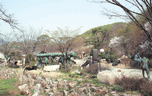 야생화 향기 짙은 경기 고양 '쉐브아'쉐브아 조각공원은 야생화와 조화를 이룬 조각 작품들이 눈길을 끈다.