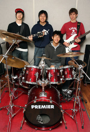 26일 서울 서대문구 신촌의 한 지하 연습실에서 북한 돕기 자선콘서트를 준비하고 있는 서울외국인학교 학생들. 왼쪽부터 최이언, 대니얼 허, 케빈 장, 로건 베네트 군. 김재명 기자