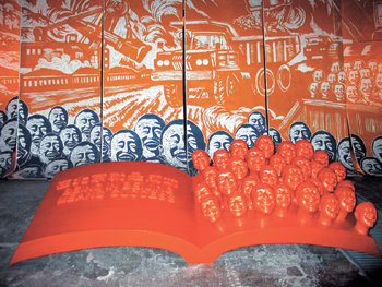 군수공장 분위기가 남아 있는 다산쯔 예술구에선 수준 높은 중국의 현대미술 작품을 감상할 수 있어 관람객들의 발길이 끊이지 않는다. 다산쯔의 한 화랑에 전시된 설치미술 작품. 베이징=하종대  특파원