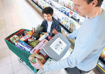 전자태그(RFID) 결제 시스템을 갖춘 미국 슈퍼마켓 체인 ‘스톱&숍’에서 한 남자 고객이 액정표시장치(LCD) 모니터가 달린 쇼핑카트를 이용해 쇼핑을 하고 있다. 사진 제공 IBM