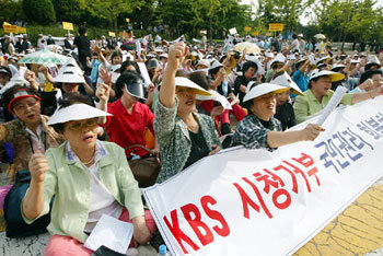한국기독교총연합회 회원 2000여 명이 2004년 9월 집회를 열고 KBS 시사 프로그램 ‘한국사회를 말한다’ 방송 철회를 촉구했다. 동아일보 자료 사진