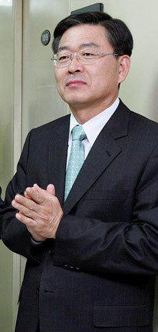 정상명 검찰총장이 경제사건 수사를 자제하도록 당부한 이유는 무엇일까. 검찰 안팎에서 이에 대한 미묘한 기류가 감지되고 있다. 2일 ‘자금세탁 수사 및 범죄이익 환수 전담반’ 현판식에서 박수를 치고 있는 정 총장. 연합뉴스