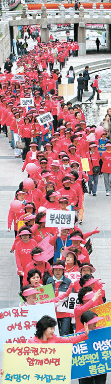 “여성유권자가 정치를 바꿉니다”지난달 28일 한국여성유권자연맹 회원 1500여 명이 서울 청계천에서 여성 유권자들의 정치 참여를 촉구하는 행진을 벌이고 있다. 이들은 행진에 앞서 서울시청 앞 서울광장에서 ‘핑크파워-여성유권자대회’를 열었다. 강병기 기자