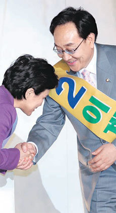 2일 열린우리당 서울시장 후보 경선에서 패배한 이계안 의원(오른쪽)이 강금실 전 법무부 장관에게서 위로의 악수를 받고 있다. 신원건  기자