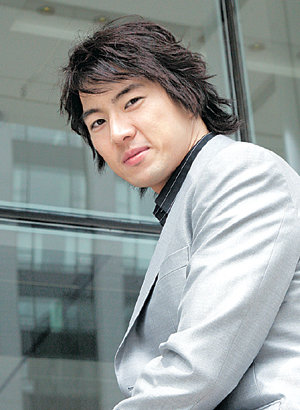 MBC 월화 사극 ‘주몽’에서 고구려 시조 주몽 역을 맡은 송일국은 “연기를 제대로 하기 위해 국궁, 승마, 무술을 배웠다”고 말했다. 그의 손등에는 활 시위에 다친 상처가 선명히 남아 있었다. 김동주 기자