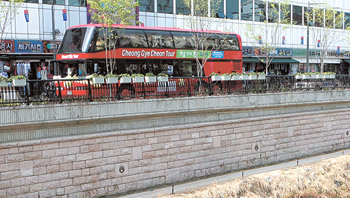 가족 또는 연인과 함께 서울 청계천의 풍경을 감상할 수 있는 2층 버스를 5일부터 운행한다. 4일 시범 운행한 빨간색의 2층 버스는 광화문에서 출발해 덕수궁 청계광장 황학교 오간수교 등을 지난다. 성인 5000원, 고교생 이하는 3000원. 김재명  기자