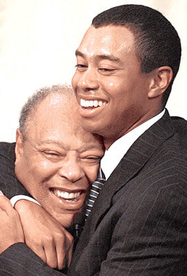 1997년 아메리칸익스프레스카드 국제홍보대사에 위촉된 타이거 우즈(오른쪽)가 아버지를 얼싸안으며 즐거워하고 있다. 동아일보 자료 사진