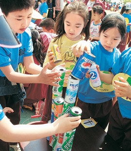 “운동회도 의형제 팀끼리” 의형제를 맺은 대구 송정초등학교 어린이들이 4일 교내에서 열린 ‘사랑의 의형제 축제 한마당’에서 캔 쌓기 놀이를 하고 있다. 사진 제공 대구 송정초등학교