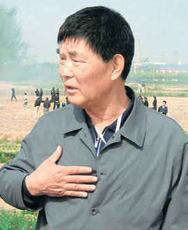 정든 고향이지만 국책사업인 만큼 눈물을 머금고 대추리를 떠났다는 방효증 씨. 평택=장원재 기자