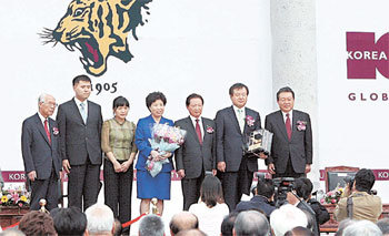 고려대 개교 101주년 기념식이 5일 이 대학 안암캠퍼스에서 열렸다. 고대 가족상 수상자들이 연단에서 현승종 고려중앙학원 이사장(왼쪽), 어윤대 총장(오른쪽) 등과 자리를 함께했다. 김미옥  기자