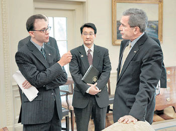 조지 W 부시 미국 대통령(오른쪽)이 지난달 28일 백악관 집무실에서 제이 레프코위츠 북한인권담당특사(왼쪽)와 얘기를 나누고 있다. 가운데는 빅터 차 백악관 아시아담당국장. 사진 제공 백악관