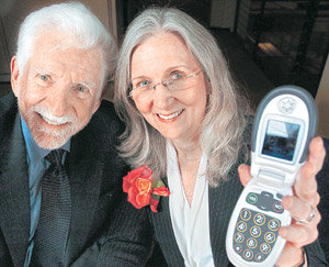 삼성전자가 개발한 장년층을 위한 휴대전화 ‘지터벅’을 8일부터 미국에서 판매하는 ‘그레이트 콜’의 마틴 쿠퍼 대표(왼쪽)와 그의 아내인 앨런 해리스 공동대표. 왼쪽 아래는 지터벅 단말기. 사진 제공 삼성전자