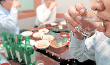 건강에 해로울 정도는 아니라고 여기는 술자리일지라도 반복되면 건강에 치명적인 영향을 줄 수 있다. 회사원 이용대 씨(오른쪽)가 4일 직장 동료들과 한 음식점에서 술잔을 기울이고 있다. 전영한 기자