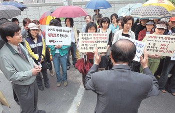 5·31지방선거부터 매니페스토 운동이 활발하게 전개되면서 많은 후보가 헛공약이 아닌 참공약을 준비하느라 적지 않은 스트레스를 받고 있다고 호소한다. 지난달 29일 대구의 한 구청장 후보가 초등학교 앞 보행길 보장을 요구하는 지역 주민들의 시위 현장에 찾아와 해결을 약속하고 있다. 대구=신원건  기자