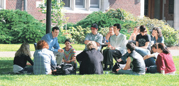 리드대의 교수와 학생들이 잔디밭에 앉아 강의에 열중하고 있다. 강의당 평균 학생이 13명인 이 대학의 강의는 대부분 토론식으로 진행된다. 사진 제공 리드대