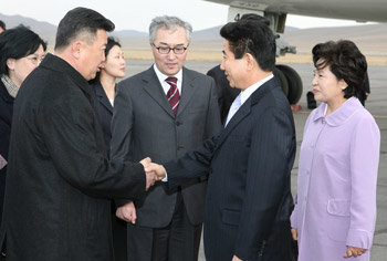 7일 오후 몽골의 수도 울란바토르의 칭기즈칸국제공항에 도착한 노무현 대통령(오른쪽에서 두 번째)이 영접나온 엥흐볼드 몽골 총리와 악수하고 있다. 울란바토르=석동률 기자