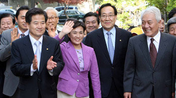 7일 열린우리당 서울시장 선거대책위원회 출범식에 참석하기 위해 강금실 후보(앞줄 왼쪽에서 두 번째)가 정동영 의장(왼쪽) 등과 서울 종로구 경운동 SK오피스텔 빌딩으로 걸어가고 있다. 홍진환 기자