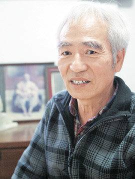 제34회 어버이날을 맞아 국민훈장 동백장을 받는 민정기 씨. 연합뉴스