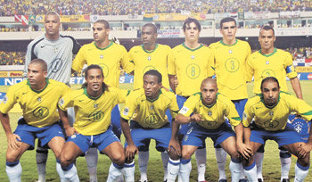 2006 독일 월드컵 남미 지역예선에 출전했던 브라질축구대표팀의 ‘베스트 11’. 이번 브라질대표팀은 ‘축구 황제’ 펠레가 뛰면서 월드컵 3회 우승을 이룩했던 1970년 멕시코 월드컵 당시 대표팀과 함께 역대 브라질대표팀 중에서 최강의 전력을 갖춘 것으로 평가받고 있다. 동아일보 자료 사진