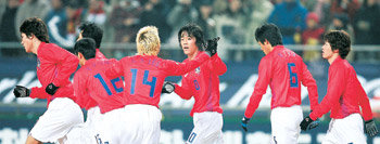 한국축구대표팀 ‘아드보카트호’. 2002 한일 월드컵의 영광을 재현하기를 기대하는 팬들의 기원 속에 대장정을 앞두고 있다. 2006 독일 월드컵에서 ‘아드보카트호’의 1차 목표는 16강 진출이다. 대표팀은 한때 유니폼에 ‘투혼’ 두 글자를 새기고 경기에 나섰으나 본선에서는 유니폼 규정상 이를 지울 예정이다. 그러나 가슴속에 새겨진 투혼은 지울 수 없다. 동아일보 자료 사진