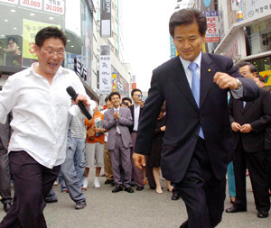 거리에서…9일 광주를 방문한 열린우리당 정동영 의장(오른쪽)이 동구 충장로 거리에서 한 시민과 함께 즉석에서 꼭짓점 댄스를 추고 있다.광주=박영철 기자