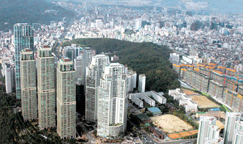 전국에서 신용점수 평균이 가장 높은 지역은 서울 서초구와 강남구로 나타났다. 가장 낮은 곳은 전남. 서울 강남구 도곡동의 주상복합아파트 단지 타워팰리스 전경. 동아일보 자료 사진