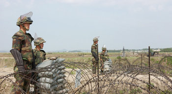 보호장구 입고 경계근무시위대의 철조망 절단 침입사건 이후 개인보호장구를 입은 초병이 9일 경계근무를 서고 있다. 사진공동취재단