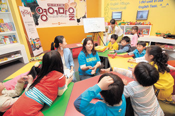 최근 분양하는 아파트 중에는 외국인 강사가 상주하며 영어를 가르치는 ‘단지 내 영어마을’을 만드는 곳이 많다. 쌍용건설이 이달 초 대구 수성구 범어동에서 아파트를 분양하기에 앞서 지역주민과 외국인 강사를 초청해 개최한 영어캠프. 사진 제공 쌍용건설