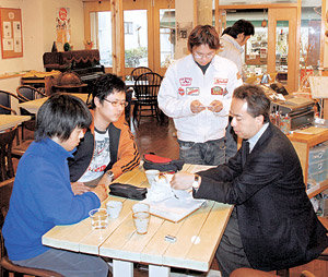 세토 시 긴자 거리 상점가의 카페 ‘마일포스트’에서 경제학부 미즈노 아키오 교수(오른쪽)가 학생들을 앉혀 놓고 카페 운영과 관련한 수업을 하고 있다.
