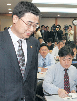 브리핑룸 들어서는 李통일 브리핑룸 들어서는 李통일