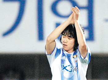 2006 독일 월드컵 한국대표팀 최종 엔트리 발표를 하루 앞둔 10일 경남 FC전에서 선제골을 넣은 FC 서울 박주영이 머리 위로 두 손을 맞잡은 채 기뻐하고 있다. 창원=연합뉴스