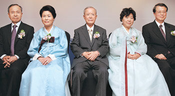 제15회 수당상 자연과학부문 수상자인 진정일 고려대 화학과 교수(오른쪽) 부부와 인문사회부문 수상자인 윤석철 한양대 경영학부 석좌교수(왼쪽) 부부가 수당재단 이사장인 김상홍 삼양그룹 명예회장과 자리를 함께했다. 시상식은 10일 서울 롯데호텔에서 열렸다. 홍진환  기자