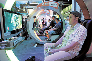 E3 게임전시회장을 찾은 한 영국인이 마이크로소프트(MS)사가 선보인 차세대 X박스 콘솔에서 게임을 즐기고 있다. 로스앤젤레스=연합뉴스