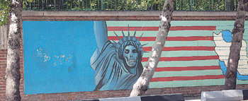 옛 美대사관 ‘사탄 벽화’‘미국의 스파이 소굴’로 불리는 테헤란 시내 옛 미국대사관 외벽엔 성조기를 배경으로 사탄의 얼굴을 한 자유의 여신상이 그려져 있다. 미국과 이란은 1979년 이란의 이슬람혁명 이후 외교관계가 단절됐다. 테헤란=이철희  기자