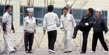 개성공단에 입주해 있는 의류업체 신원에벤에셀 공장에서 북측 근로자들이 휴식시간에 운동을 즐기고 있다. 동아일보 자료 사진