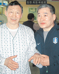 양정모 동아대교수(오른쪽)가 병원을 방문해서 제베그 오이도프 씨와 만나는 모습. 사진 제공 한국-몽골우호협회