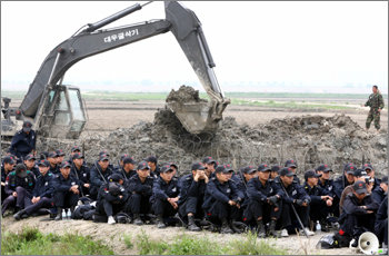 12일 미군기지확장예정지인 평택 팽성읍 대추리에 투입된 경찰병력들이 곳곳에서 비상대기하고 있다. 김미옥기자