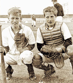 딕 아드보카트 감독(오른쪽)은 어린시절 야구에도 재능을 보였다. 사진 제공 랜덤하우스중앙