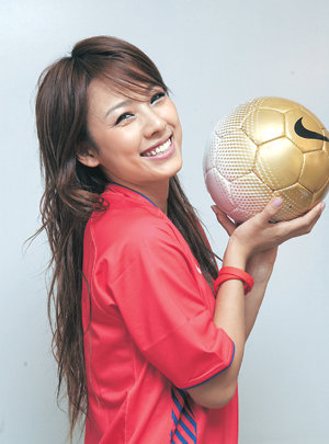 이효리가 태극전사들에게 바라는 건 딱 한 가지. “2002년만큼만 해 달라”는 것. 석동률  기자