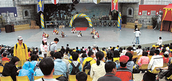 12일 국제키비탄한국본부 주최로 경기 과천시 서울랜드 삼천리대극장에서 열린 ‘특수어린이 대잔치’ 행사에서 특수장애 어린이와 학부모들이 사물놀이 공연을 보며 즐거운 시간을 보내고 있다. 과천=홍진환  기자